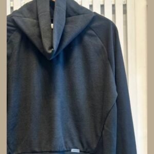 Buzo cuello alto gris oscuro